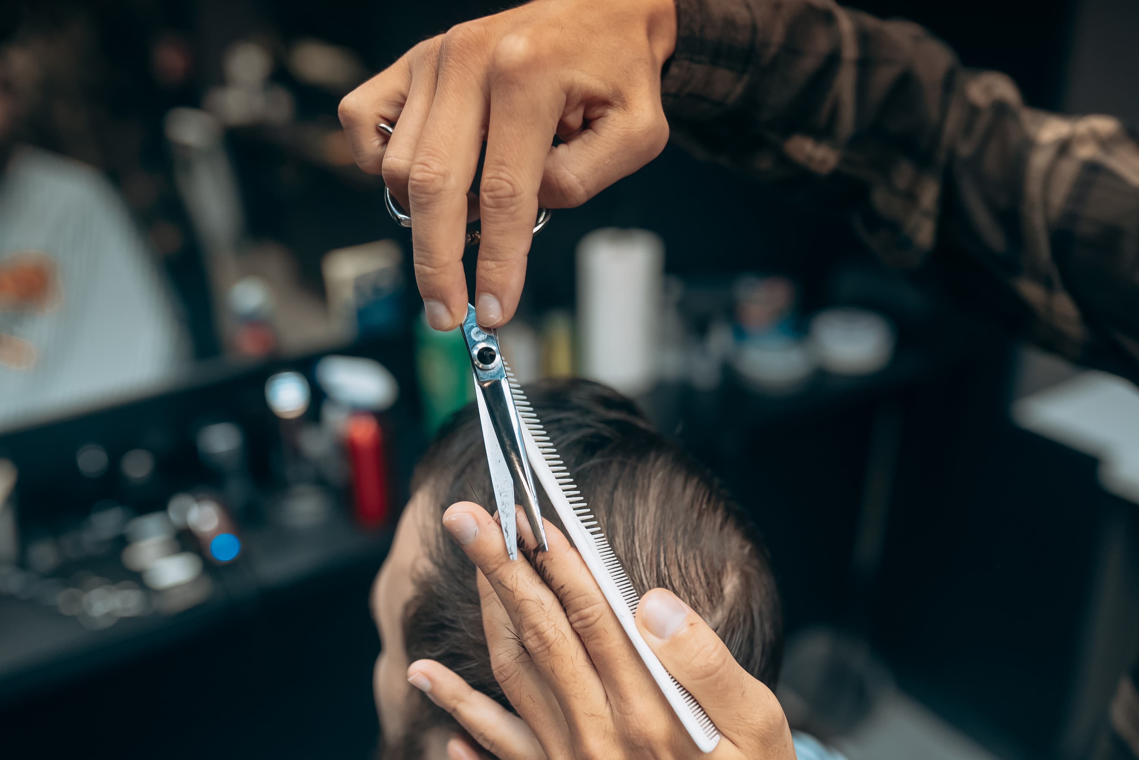 Taglio ragazzo in barberia
